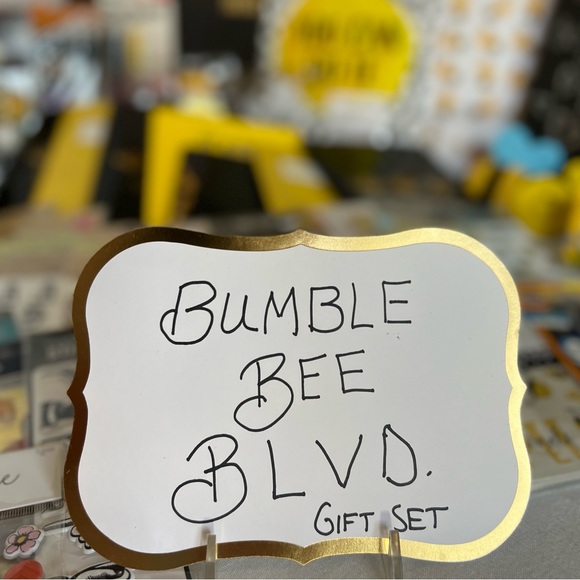 BUMBLEBEE BLVD GIFT SET - Picture 2 of 13